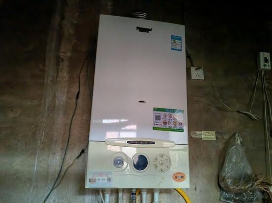 北方农村 “煤改气” 后，农民取暖贵的问题持续引发关注，新华视评、农民日报等央媒