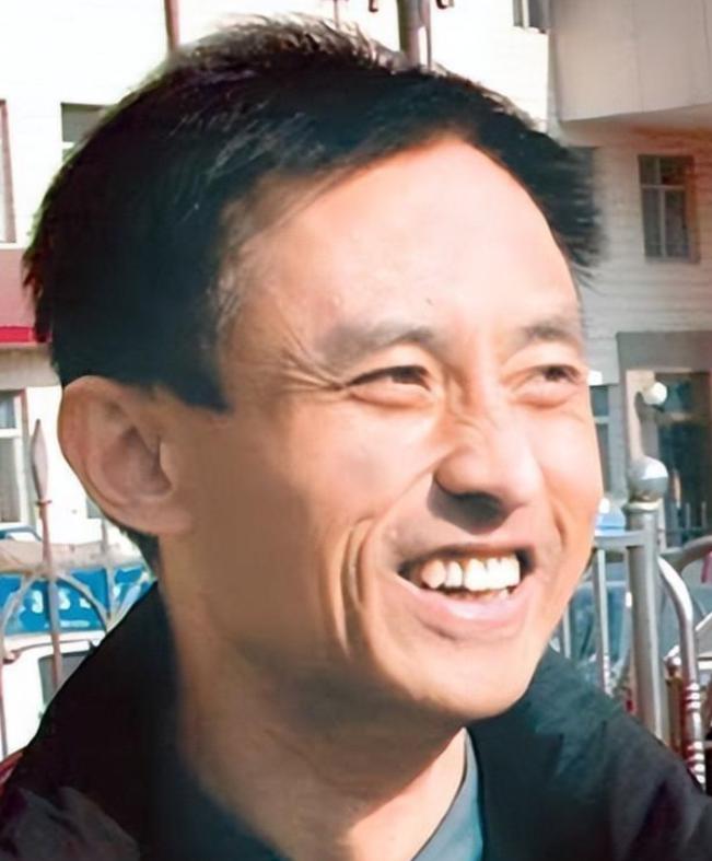 2002年，河北唐山，民警郭精忠夫妇在家中被蒙面歹徒袭击，重伤垂危。受害者夫妇指