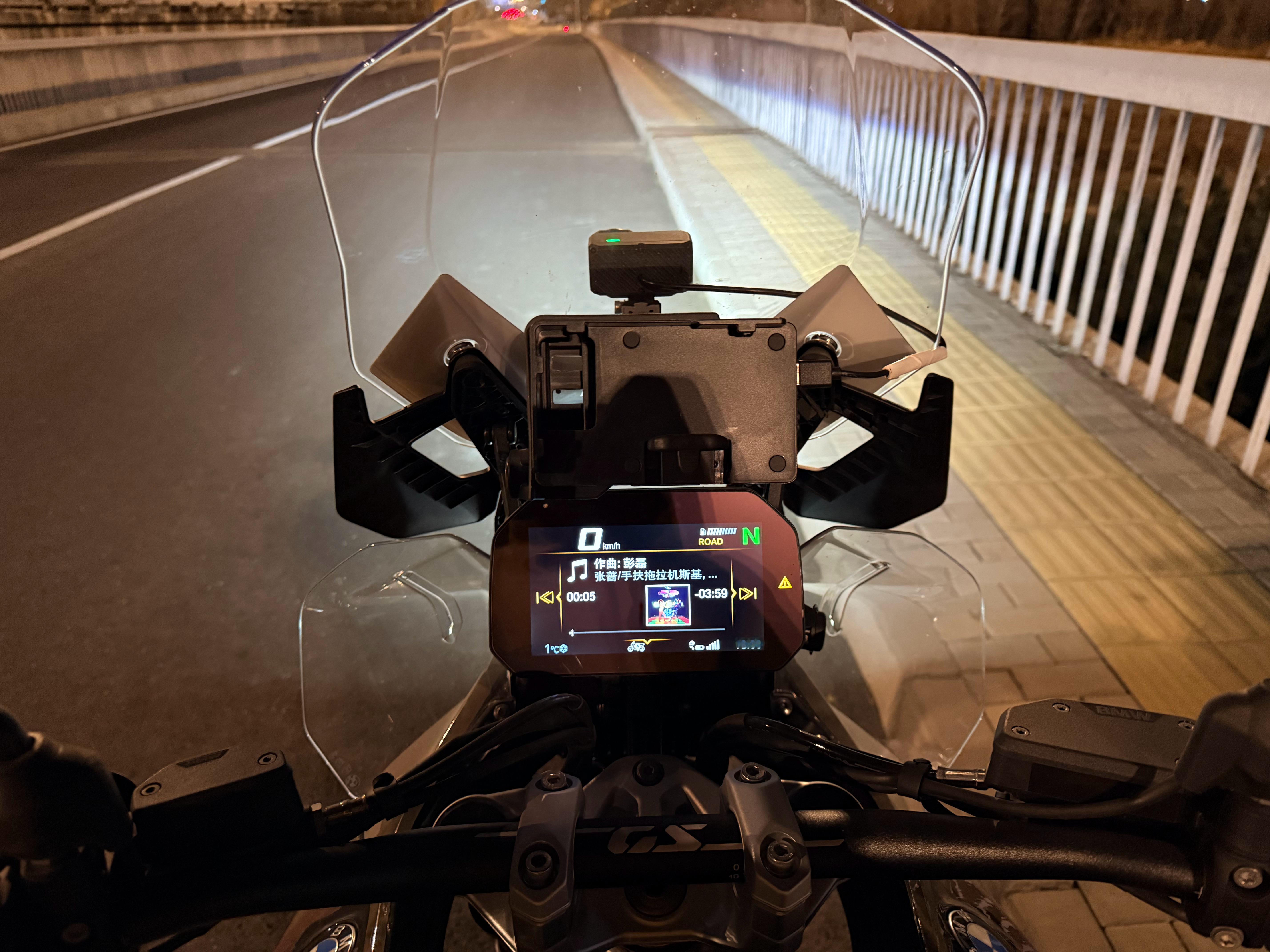 今天通勤用巴伐利亚手扶拖拉机，非常凉快… 