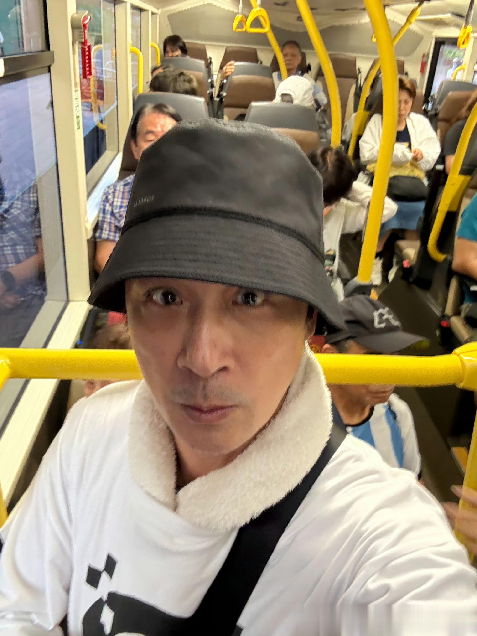 2025年11月4日，吴妈在坐公交车。免费的哦