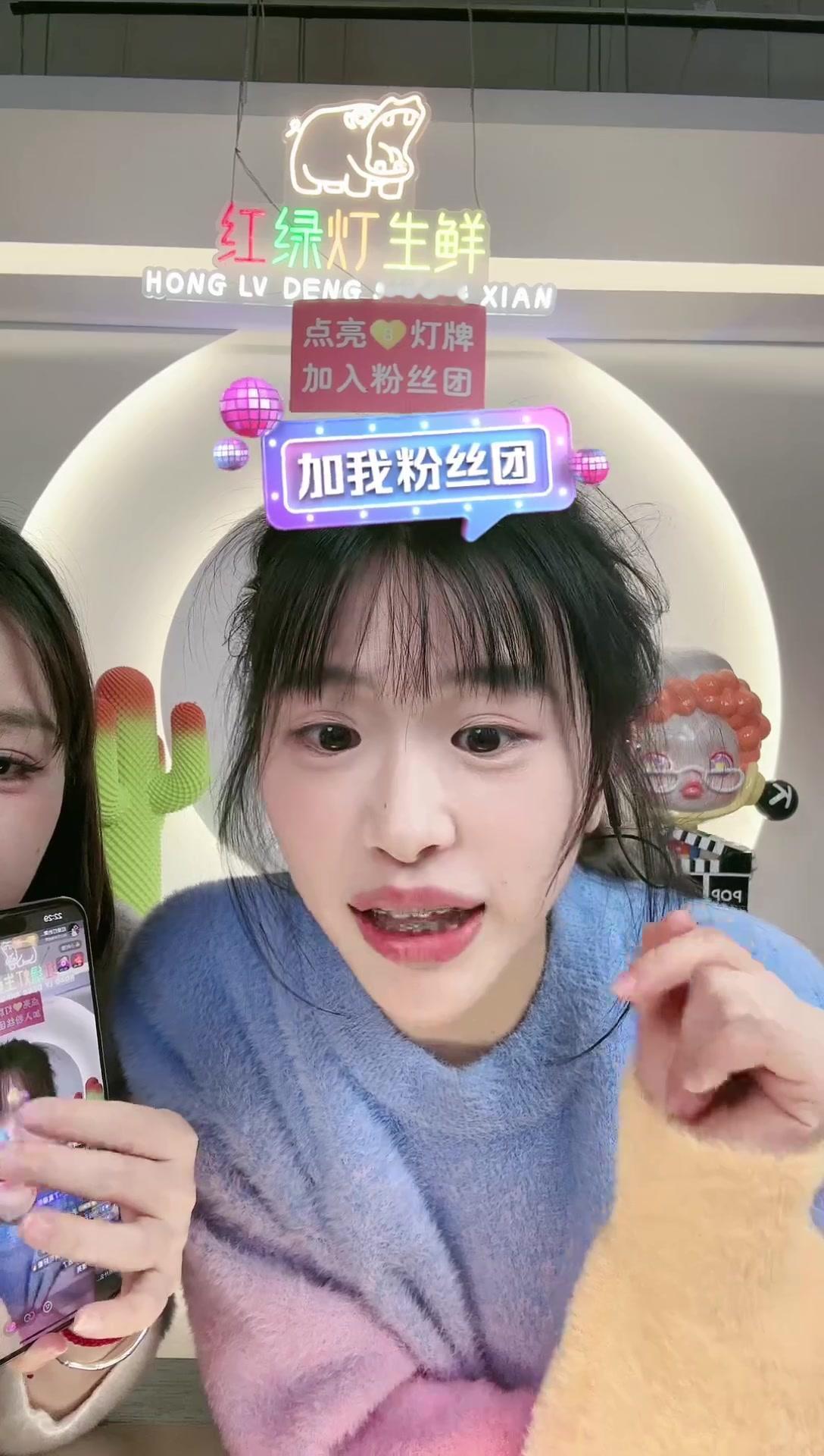 小黄真的是改过自新了，被封2次还是有点用的！[嘘]最近小黄终于现身了小杨哥直播间