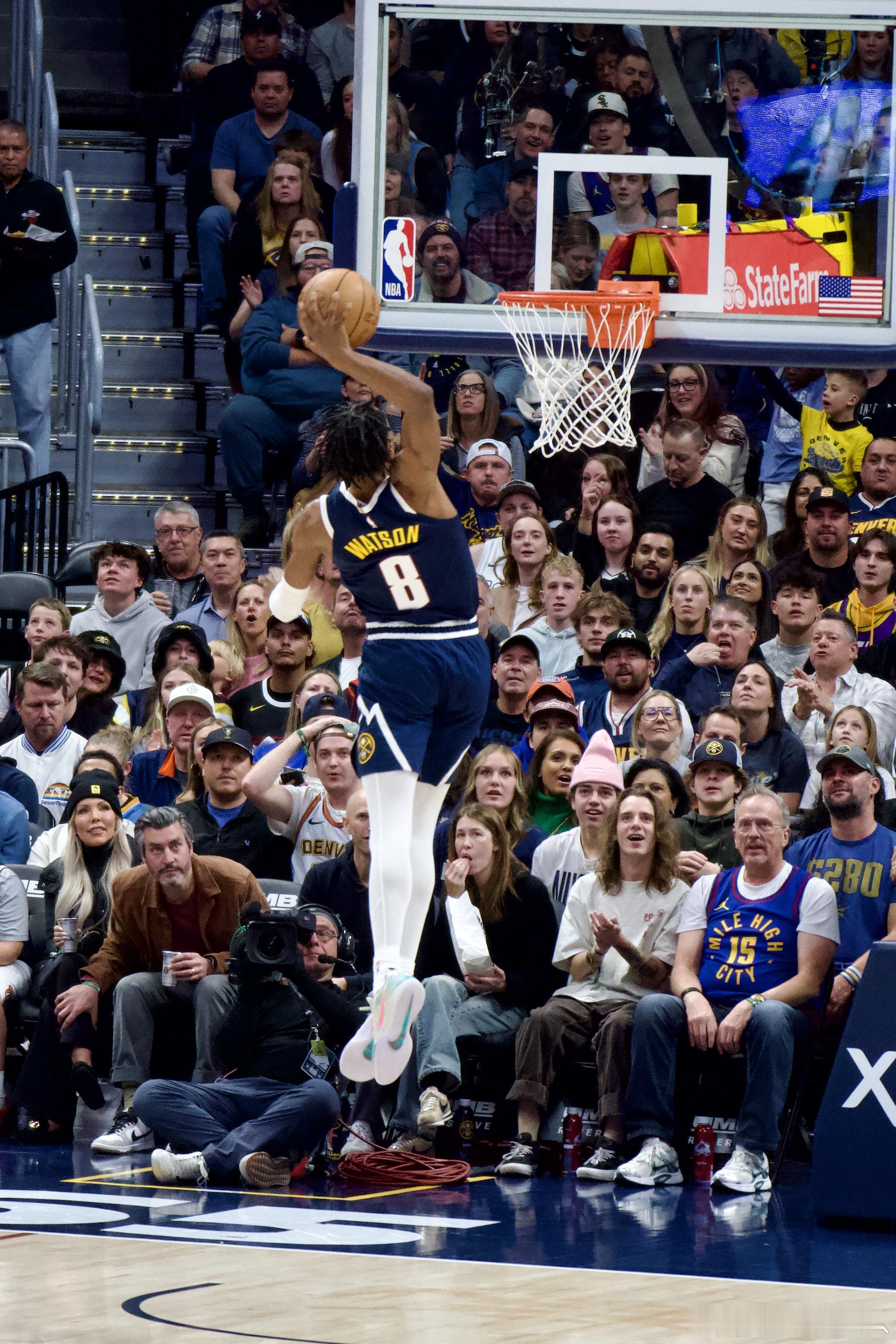 掘金开场5分钟打花爵士 开场4分多钟，掘金送给爵士一波19比0开局；换上替补后，