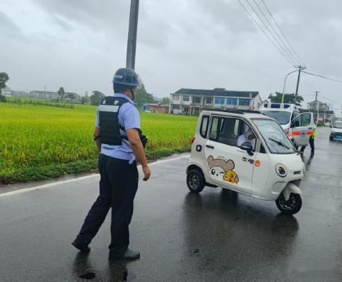 台风天台州民警开辟生命通道救人台风天男子心脏骤停，民辅警冒风雨疏导车流抢出生命通