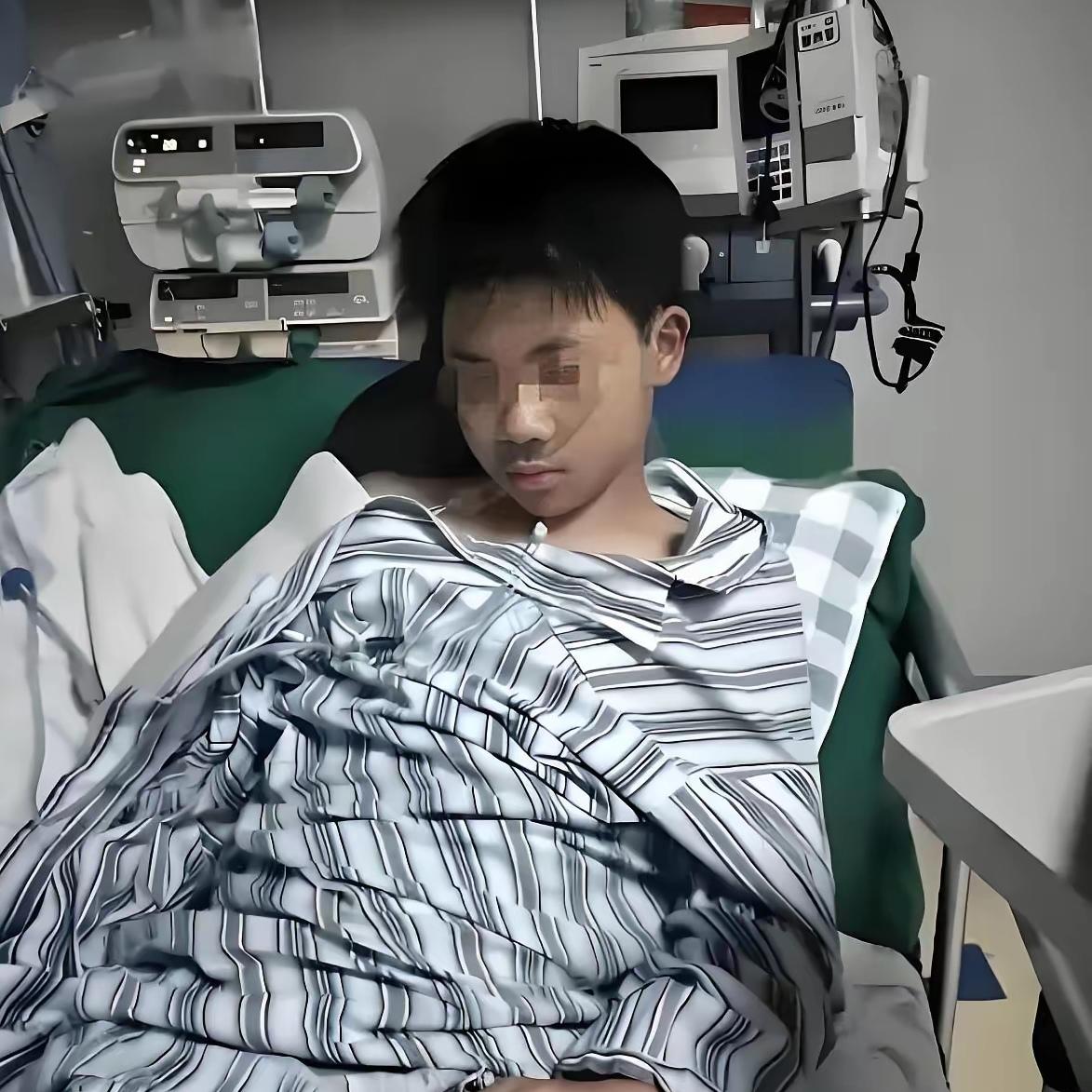 父亲一脚踹过去，骂了句“装模作样”，那个整日阴郁、从不开口的儿子，居然笑了。
