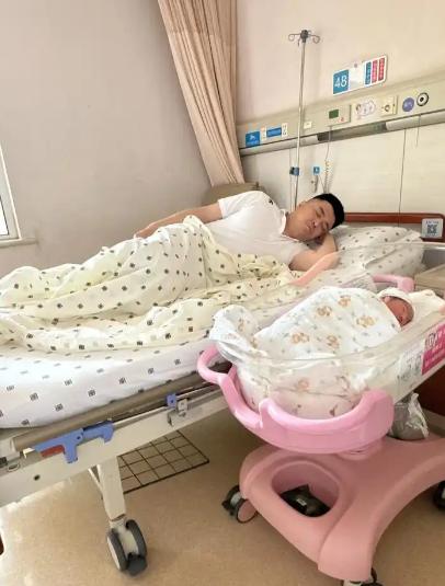 一位经济学家指出，现在最严峻的问题，不再是00后不结婚，也不是90后不生孩子，而