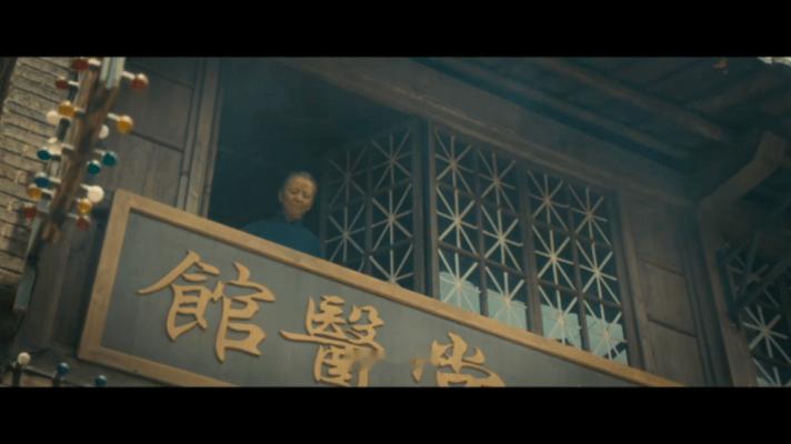 医馆奶奶扔下麻绳的这一刻 可以说里面出现的每一个角色都值得细品，以至于医馆奶奶丢