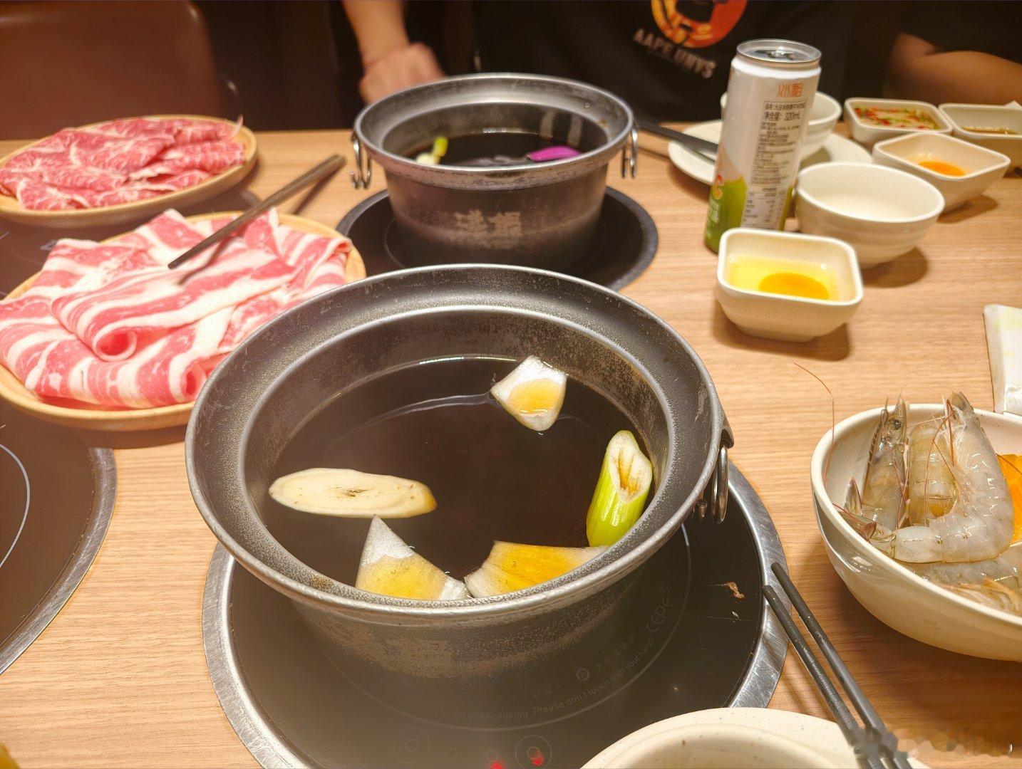 一回国先是吃了个猪脚饭，然后晚上就来自助餐了，必须报复性吃中餐！ 每次回国都是从