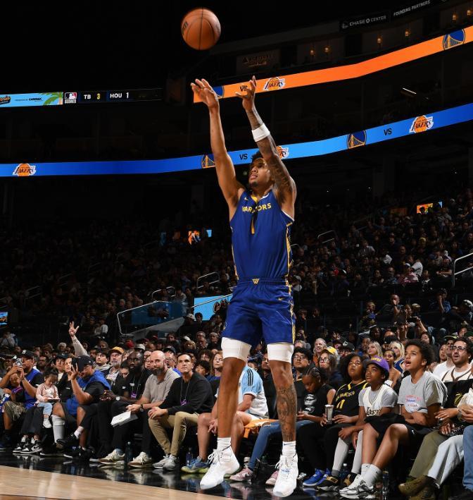 NBA夏季联赛加州经典赛，勇士98-69大胜马刺。本场比赛，勇士11号秀伦德博格
