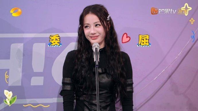 热巴在节目里太灵啦！玩游戏失败时的小表情，跳舞时的轻盈身姿，可爱到冒泡。龚俊的评