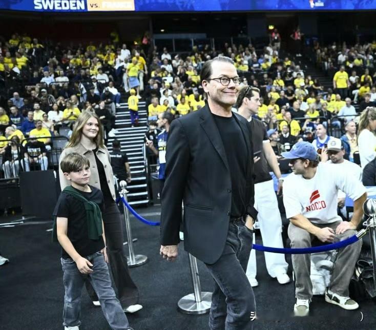 丹尼尔王子带着两个孩子一起观看男篮比赛：瑞典🇸🇪🆚法国🇫🇷！埃斯特公主