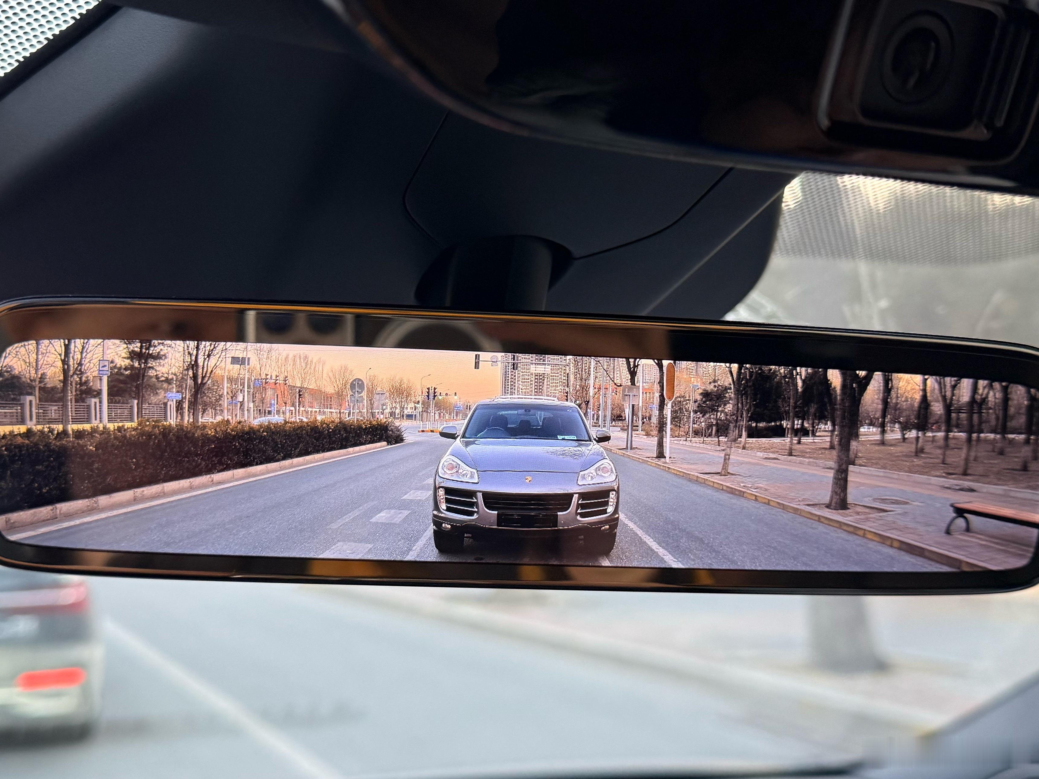 老卡宴（第二代，代号957）还是有种经典的美，怎么看都不像价值三万多的车，空悬虽