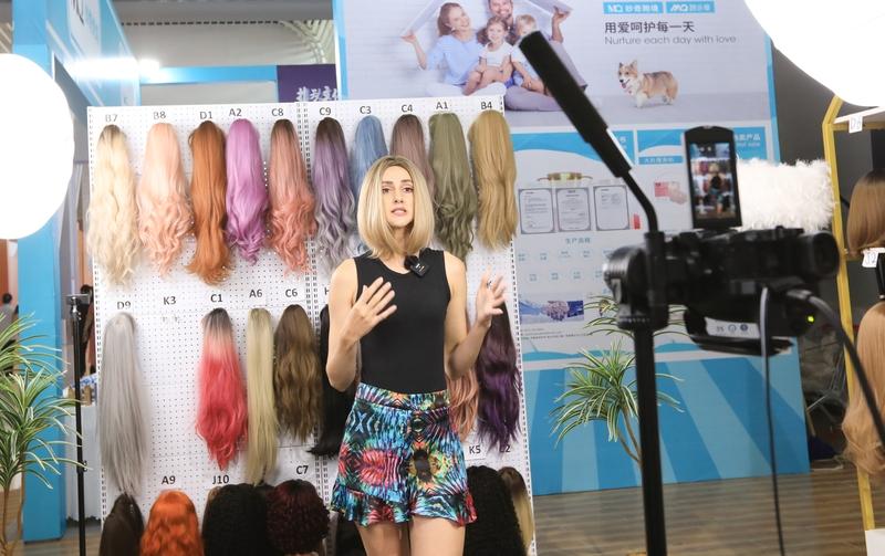 假发的流行趋势短期内肯定会持续，而且势头还挺猛。从市场数据看，2025 年全球假