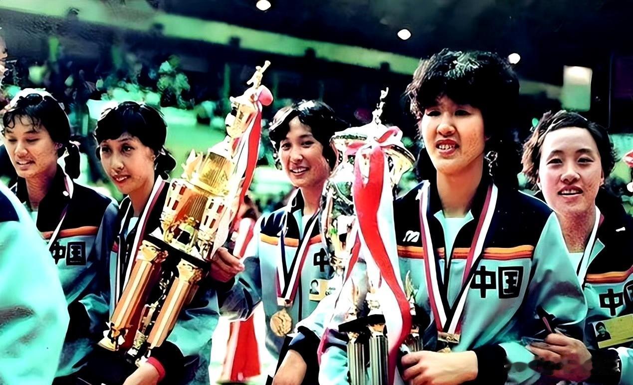 这几位都是八十年代中国女排的名将，最前面的是“铁榔头”郎平，还有几位，你认出了么