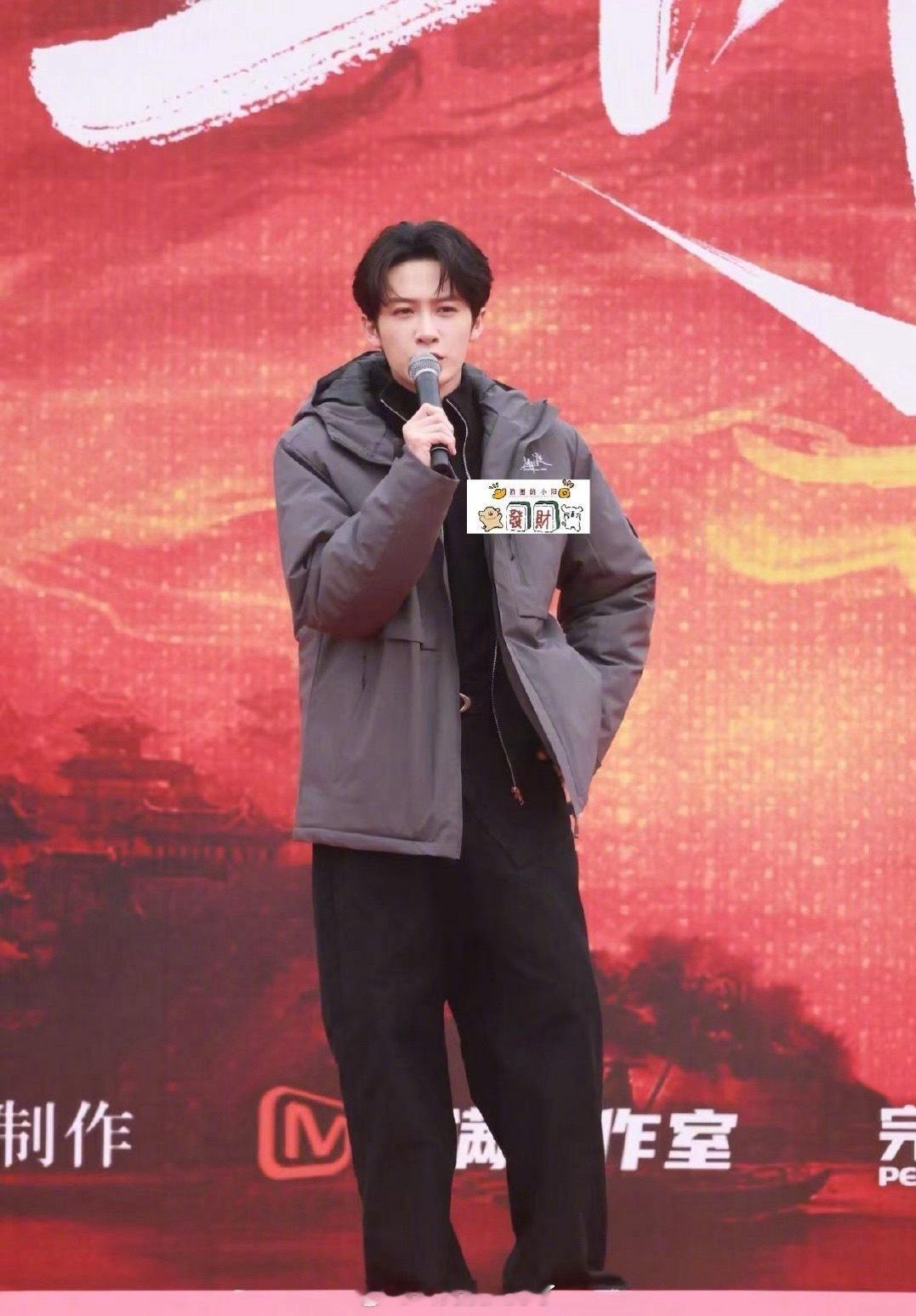 卢昱晓和檀健次的《何不同舟渡》开机了，来看现场开机图何不同舟渡