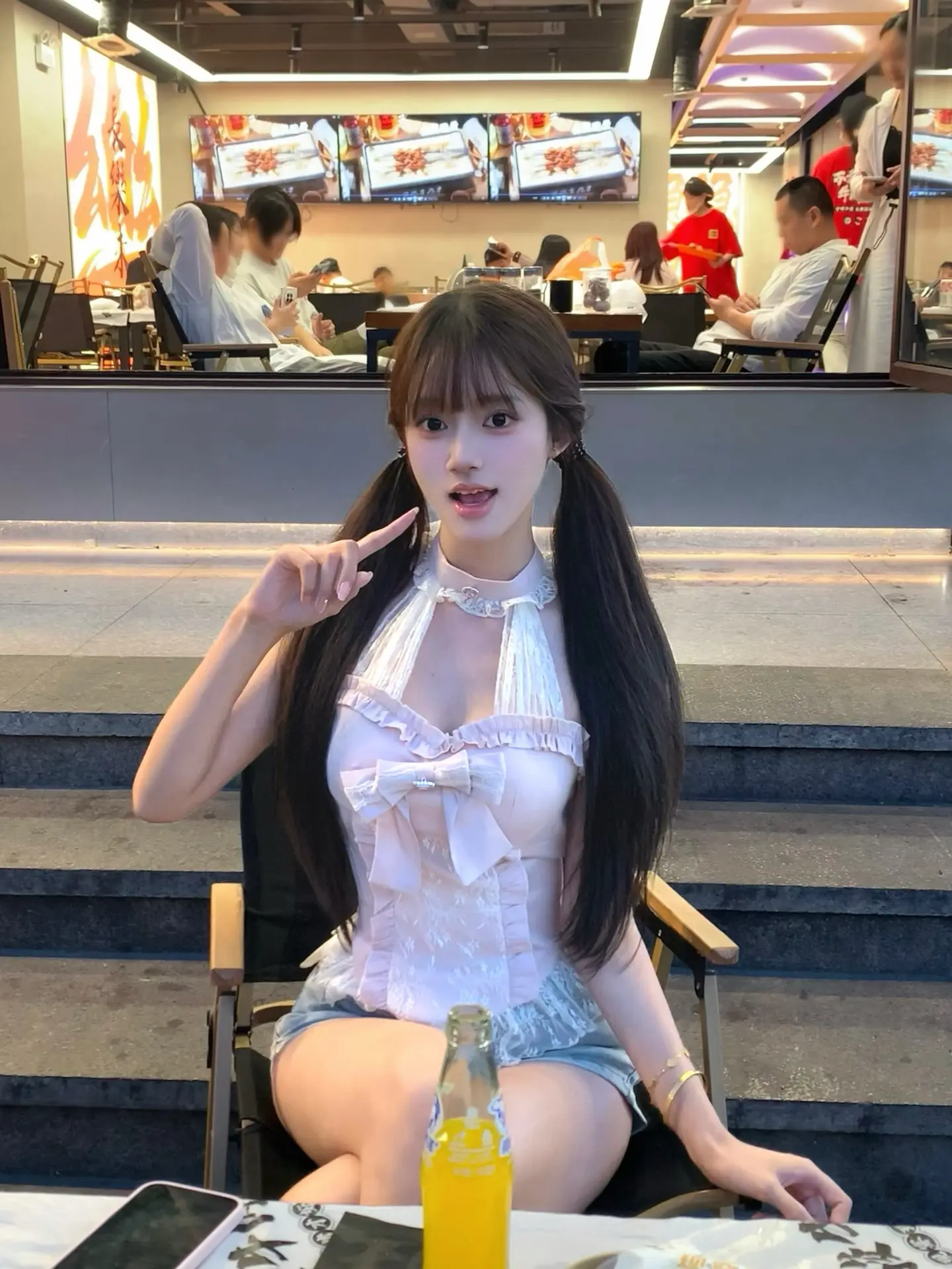 看脸蛋我应该坐小孩那桌 看身材我应该坐大人那桌 看我脑子我应该坐东南亚那桌