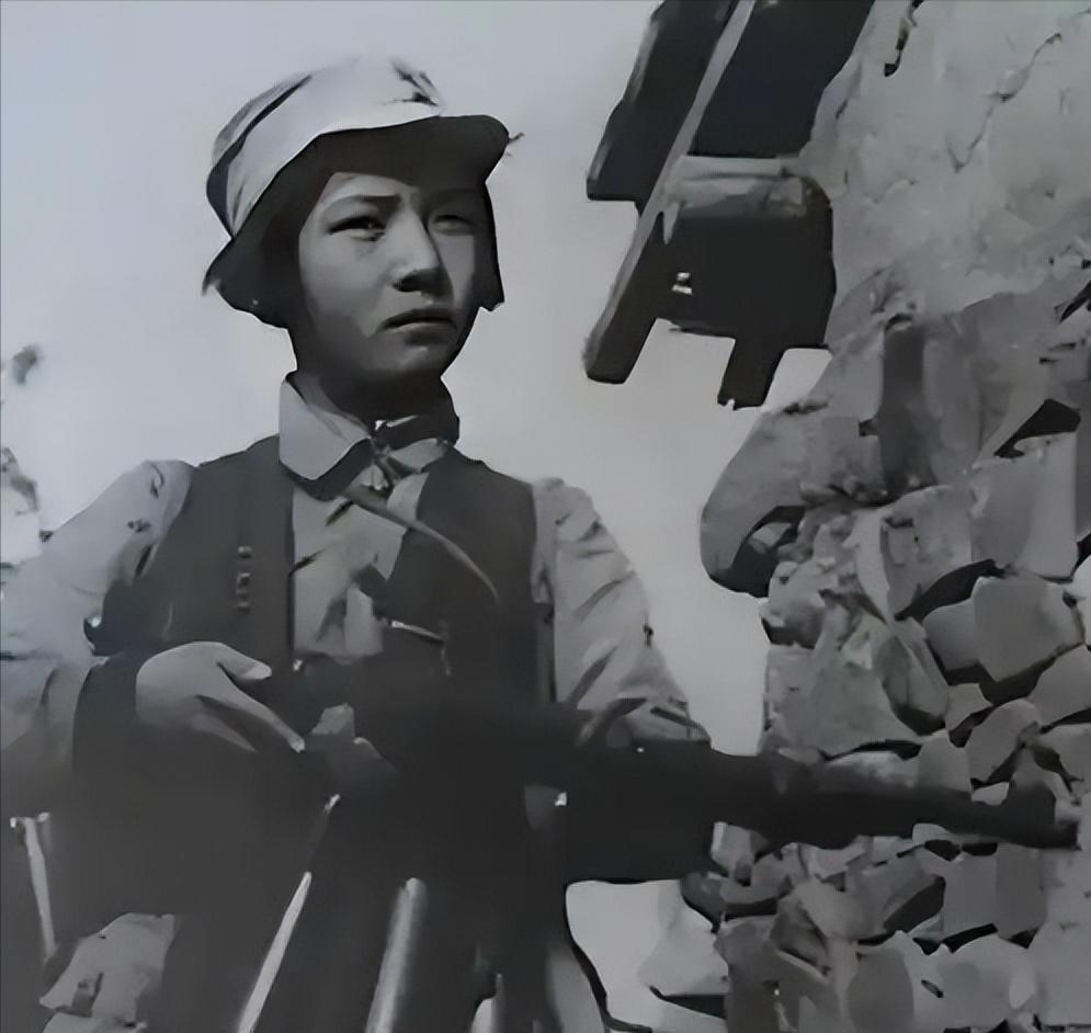 大腿嵌着子弹的徐敏，疼得挪一步都钻心。她刚蹲下，就被同村猎人老江一把拖回屋里，嘴