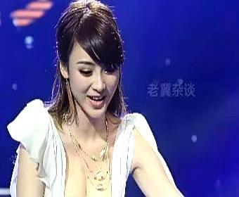 名利场最廉价的消耗品，就是女明星那截24寸的细腰。
 
当初她穿着深V透视裙在红