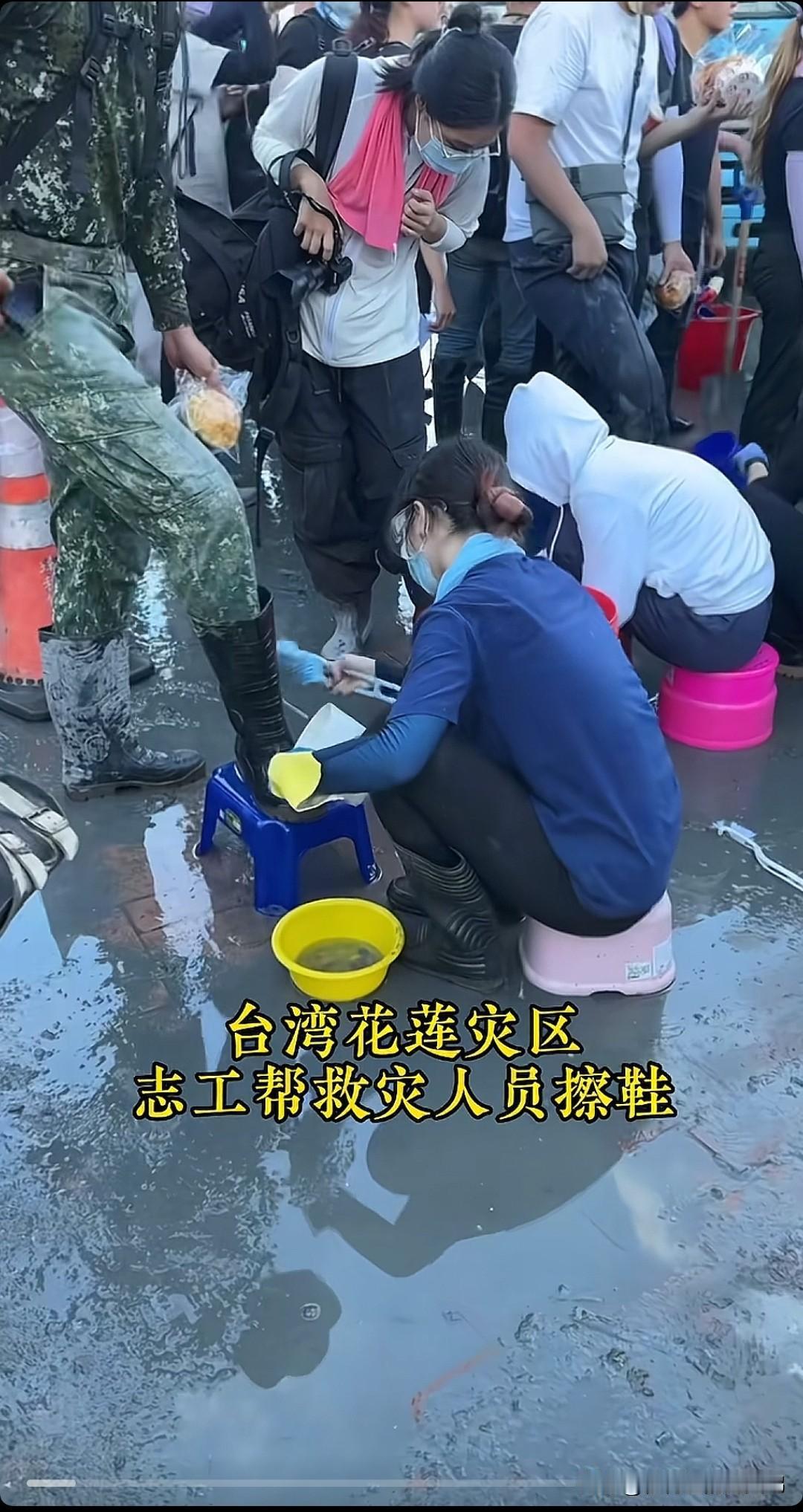 “军爷，您的鞋脏了，我给您刷刷。”

这么多年过去了，

我还是能从台伪军身上