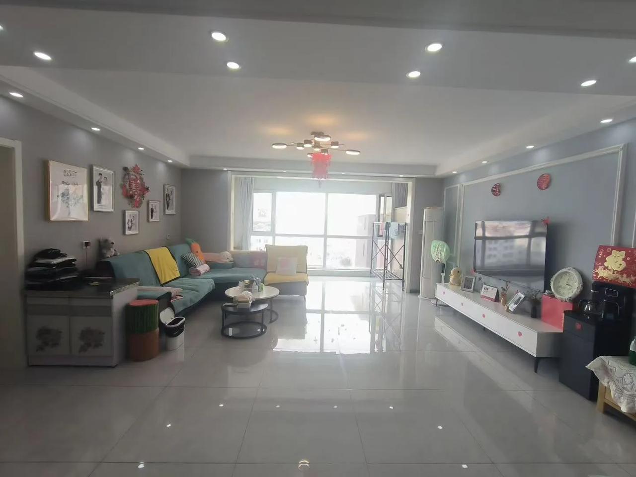 这几天潍坊的一个老乡在我们镇上的房子要卖，天天给我打电话，让我抓紧给他推销出去，