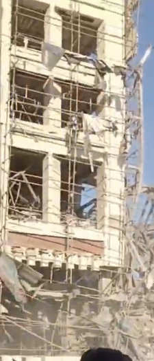 【美伊以冲突 伊朗选举最高领袖的机构遭袭，办公楼已完全被炸成废墟，会议成员正开会