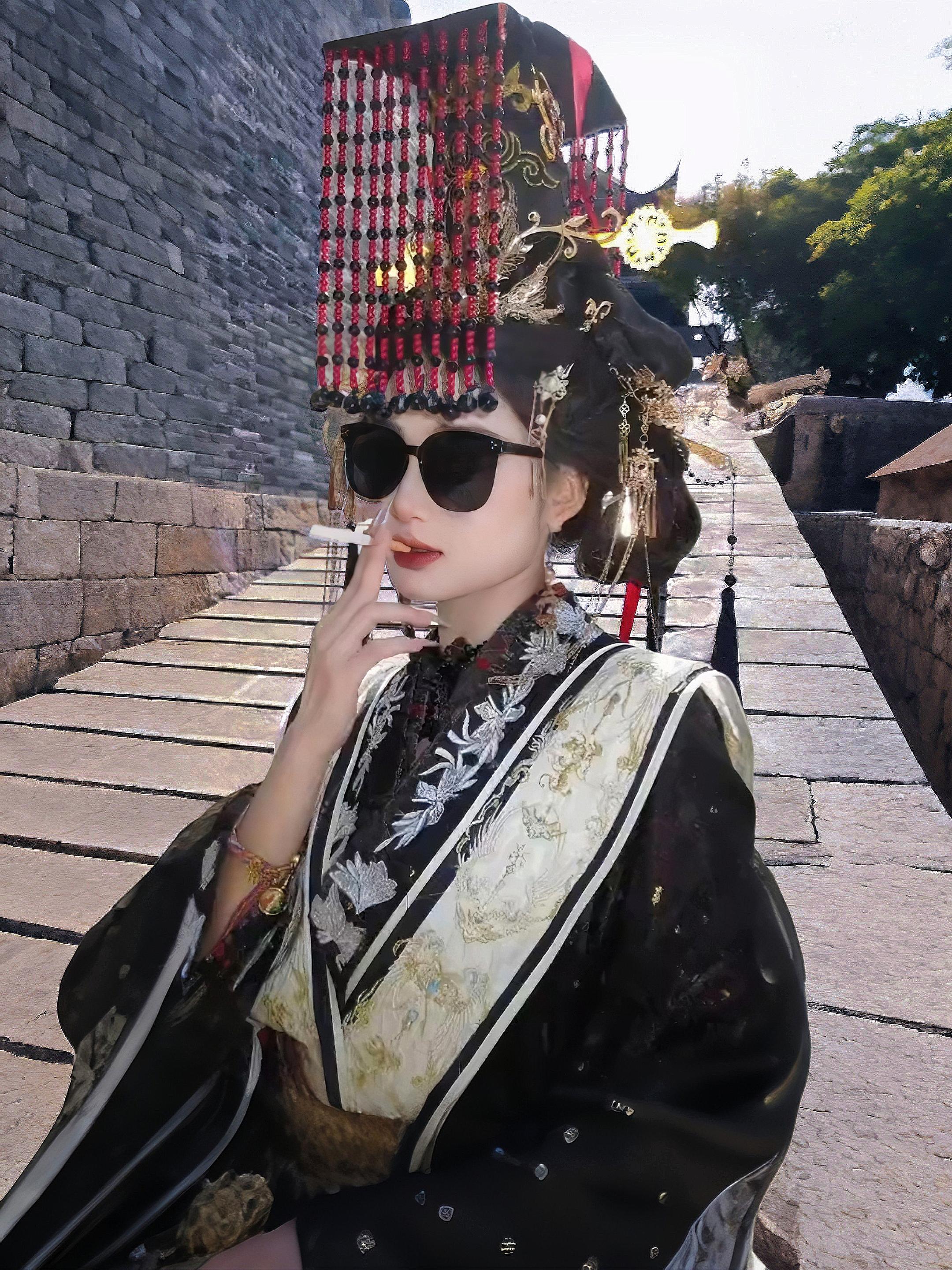 抽着烟 嚼着榔 单手甩飞丈母娘
