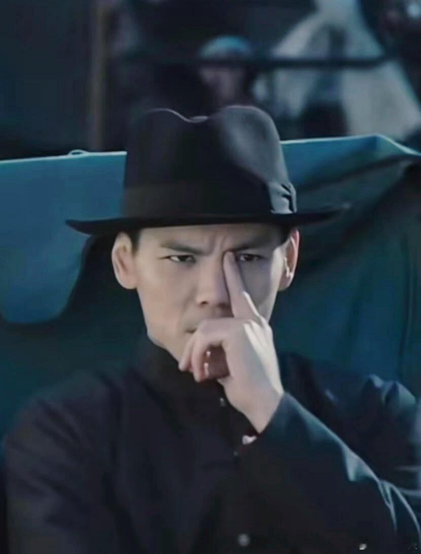 向佐和毕加索同频共振了毕加索的画像蛮抽象的，没想到和向佐这抽象派联动了一下，艺术