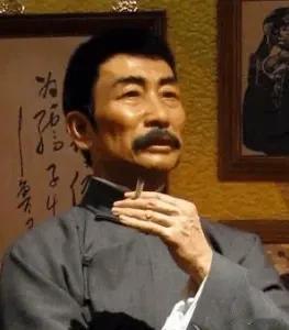 鲁迅先生曾有名言：无论外界环境多么趋炎附势，我们依然要看到并相信那些“埋头苦干”