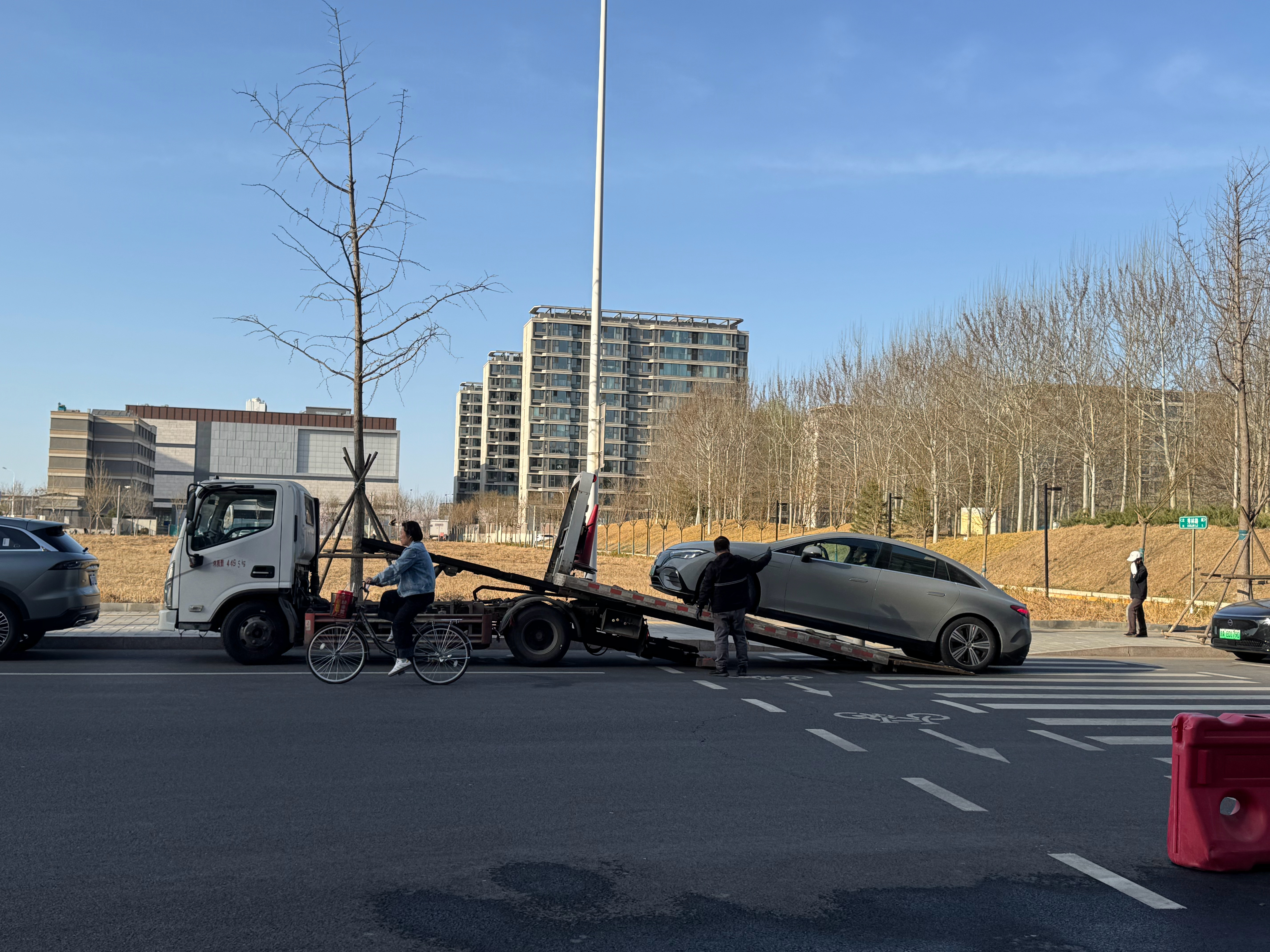 交通事故，外卖电动自行车全责，只刮花了右前轮毂，其它没任何问题，送店维修，奔驰4