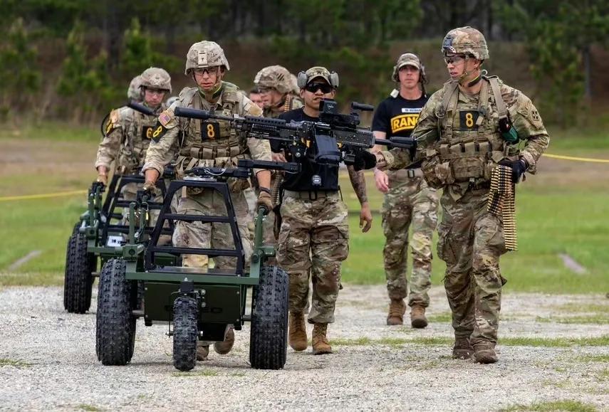 美国陆军装备的高科技先进武器—“全地形手推车”，这种手推车可以全地形使用，能水上