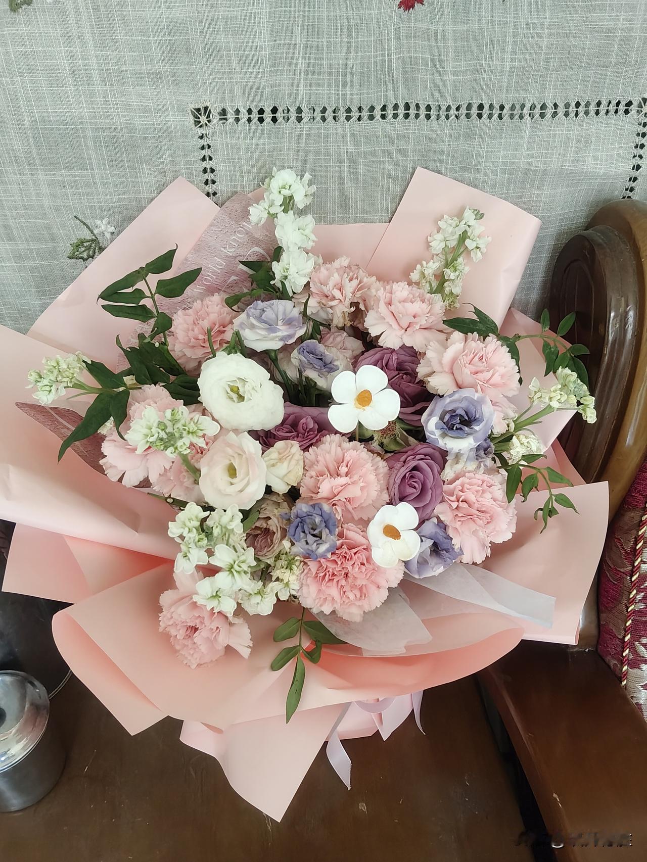 母亲节过去5天了，儿子给妈妈买的鲜花还是很鲜艳，没有一点干枯，这样的鲜花也不知道