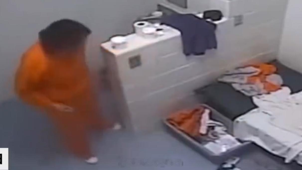 爱泼斯坦前女友在牢房活动监控曝光 就给她过上了好日子了是吧