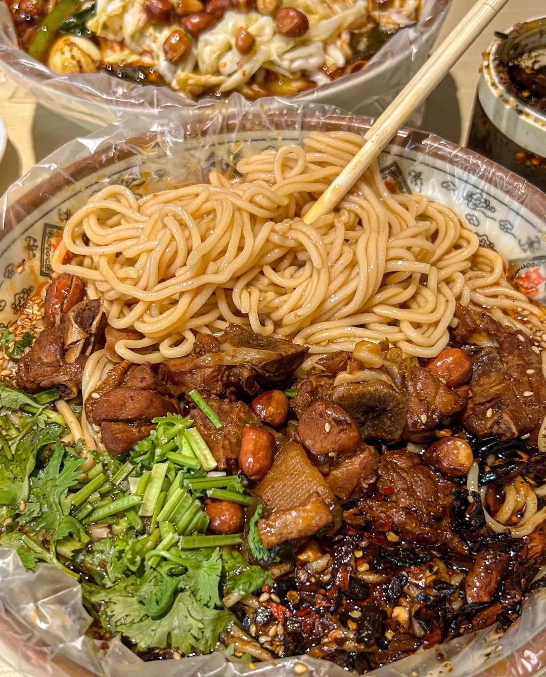在济南！本地人经常吃的小破店……
面条脑袋一定要知道的面馆
香辣鸡肉面10r你敢