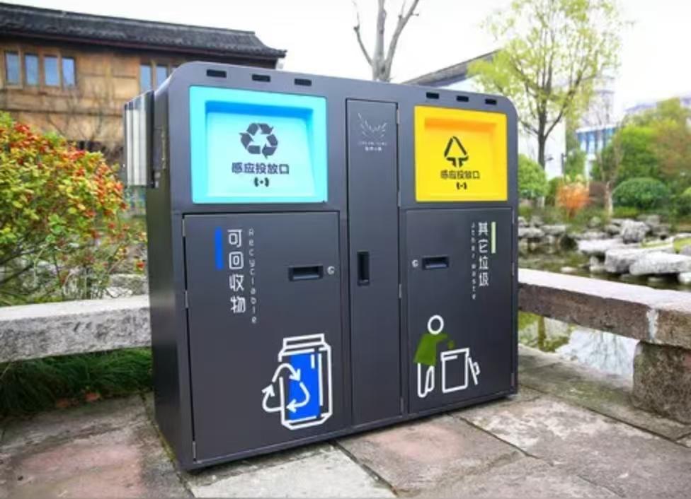 北京到底是我们的首都，现代化的大城市，连垃圾桶都能跟人语音对话了，只要你报上你要