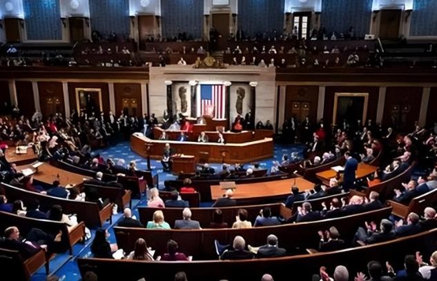 特朗普的位置不保了？2026年美国中期选举越来越近，对特朗普来说现在正站在风口浪