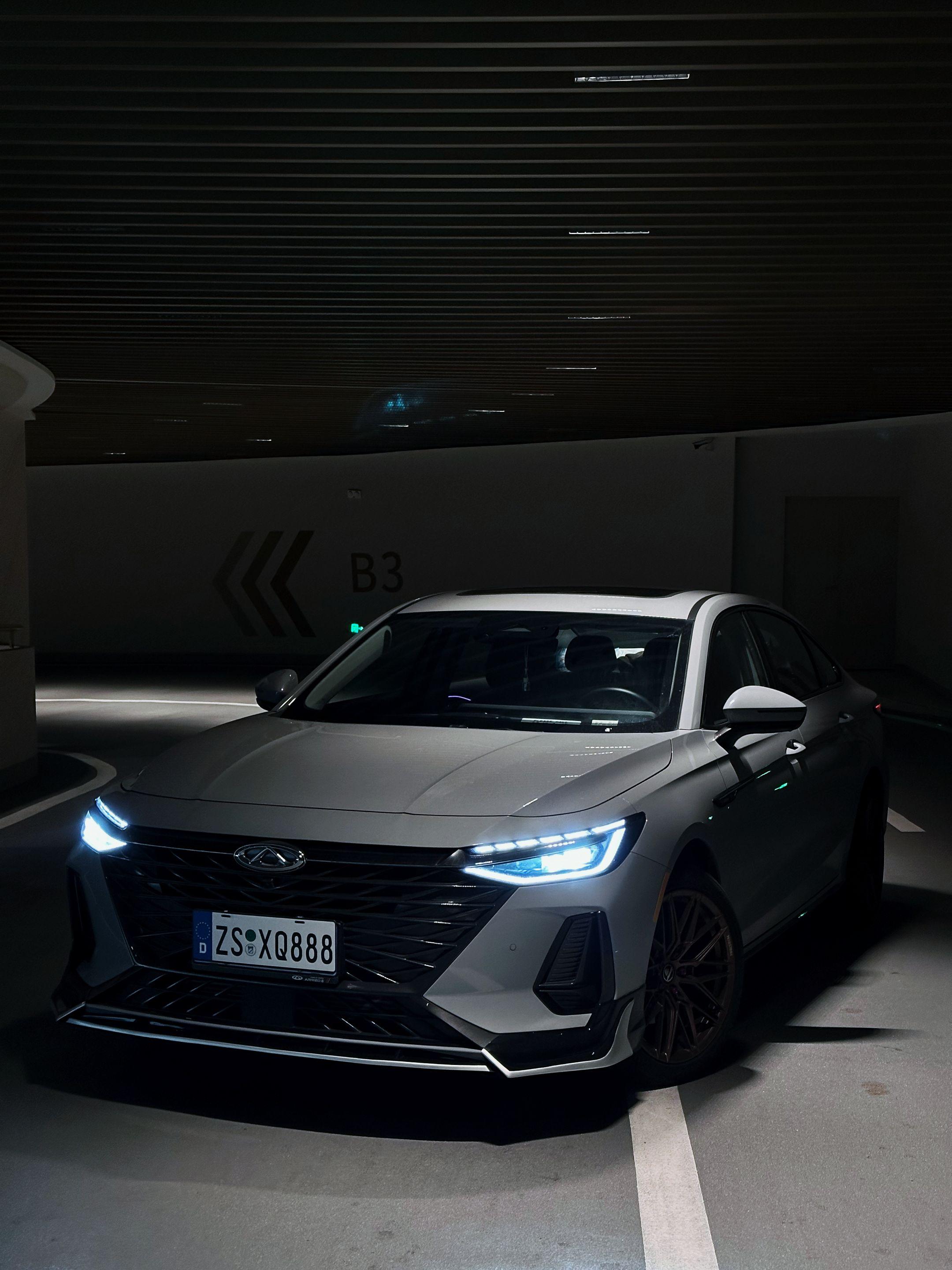 你赚钱的时候虽然有些狼狈，但是你开上艾瑞泽8的时候真的好帅