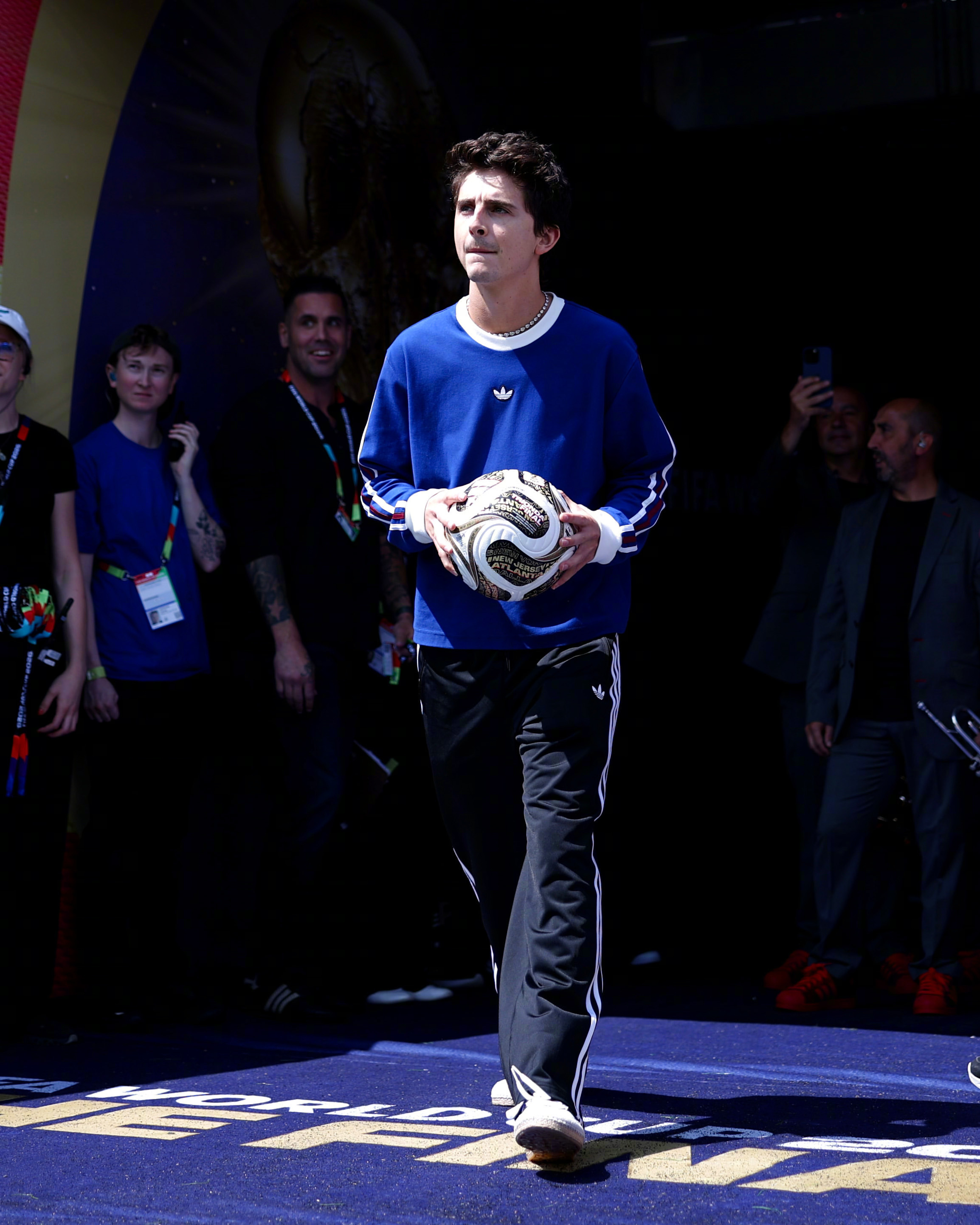 2026世界杯决赛，甜茶Timothée Chalamet 作为仪式嘉宾捧出世界
