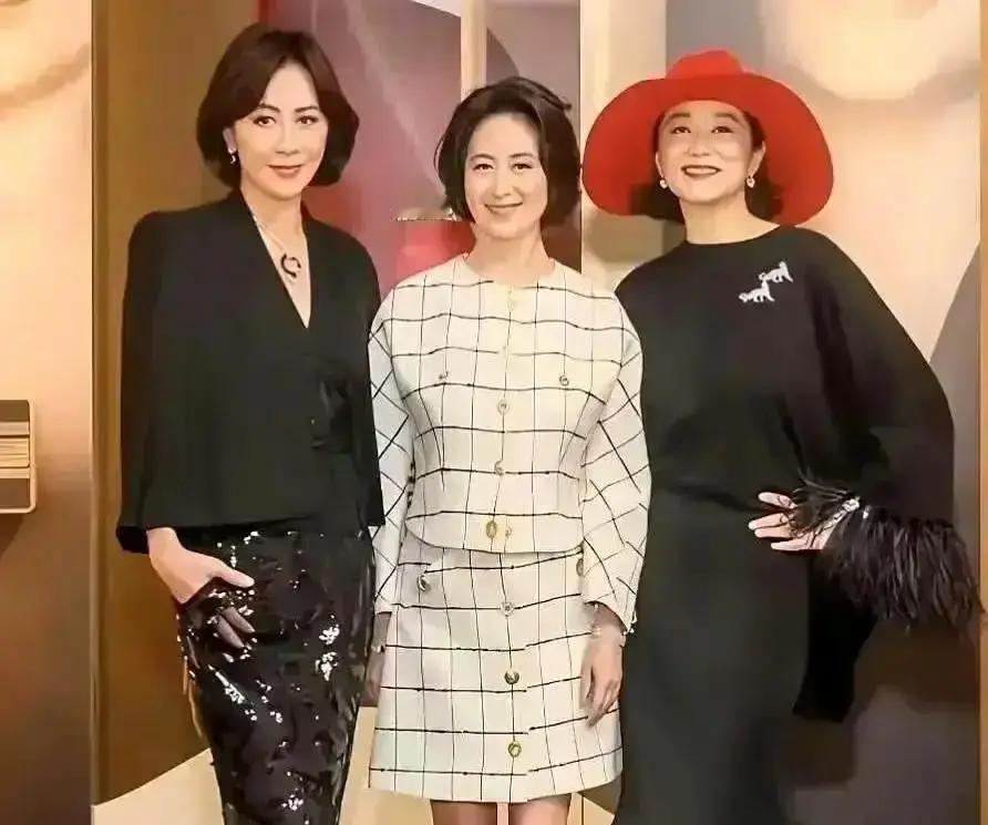 铜锣湾茶楼三点，她们还在
 
林青霞书稿被退那年，刘嘉玲直接杀到出版社拍桌子，何