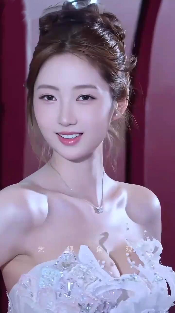 魏菁温婉清甜，妖娆身段腰腹紧致，腰臀曲线流畅冷艳[赞][赞][送自己一朵花][送