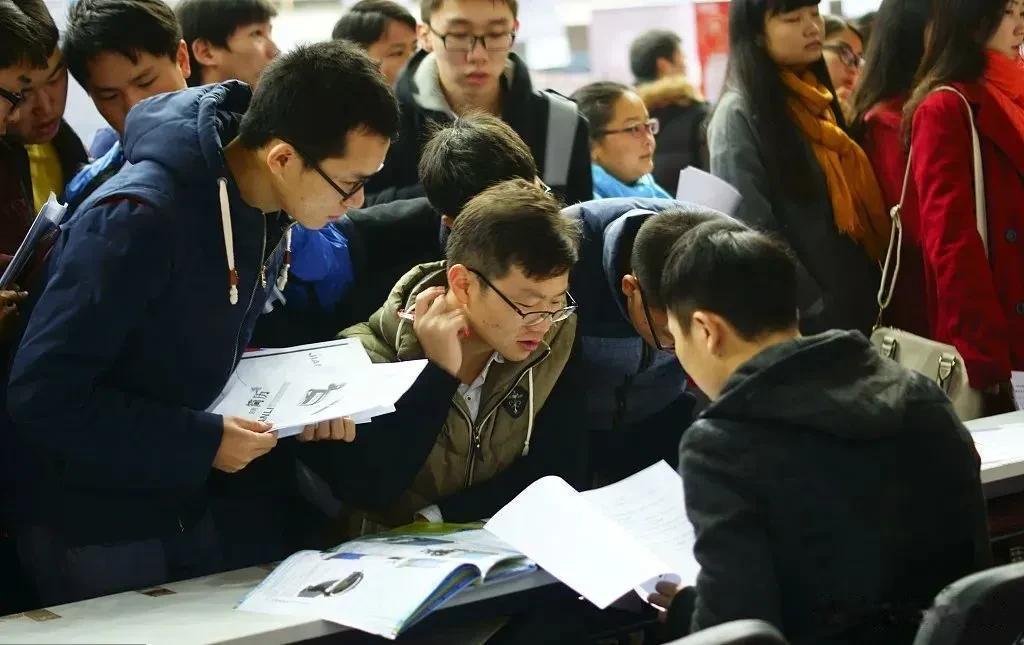 大学生就业遭遇“第一学历”歧视，仅仅是用人单位有问题？有人说，发达国家的大学也有