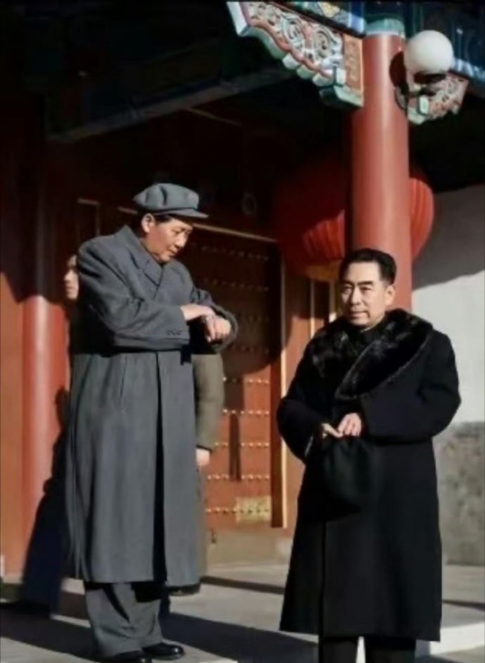 改变世界的两位顶端伟人，日常工作时的一张照片，毛主席在看手腕上手表的时间，周总理
