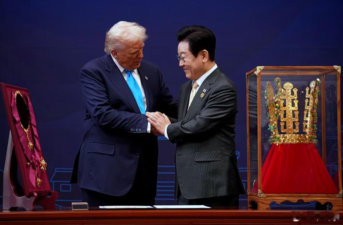 尴尬不尴尬？韩国总统李在明在2025年10月29日接待特朗普访韩时，赠送了一顶新