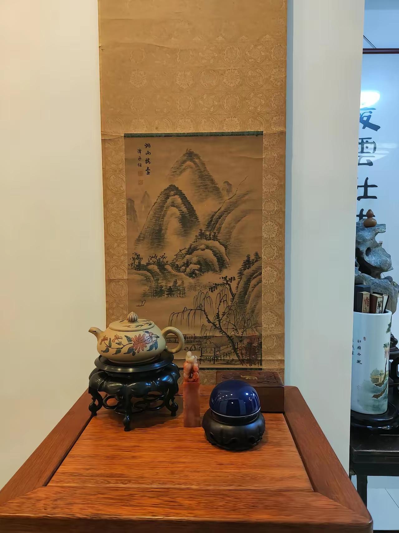 山水画中藏，茶香满溢间。