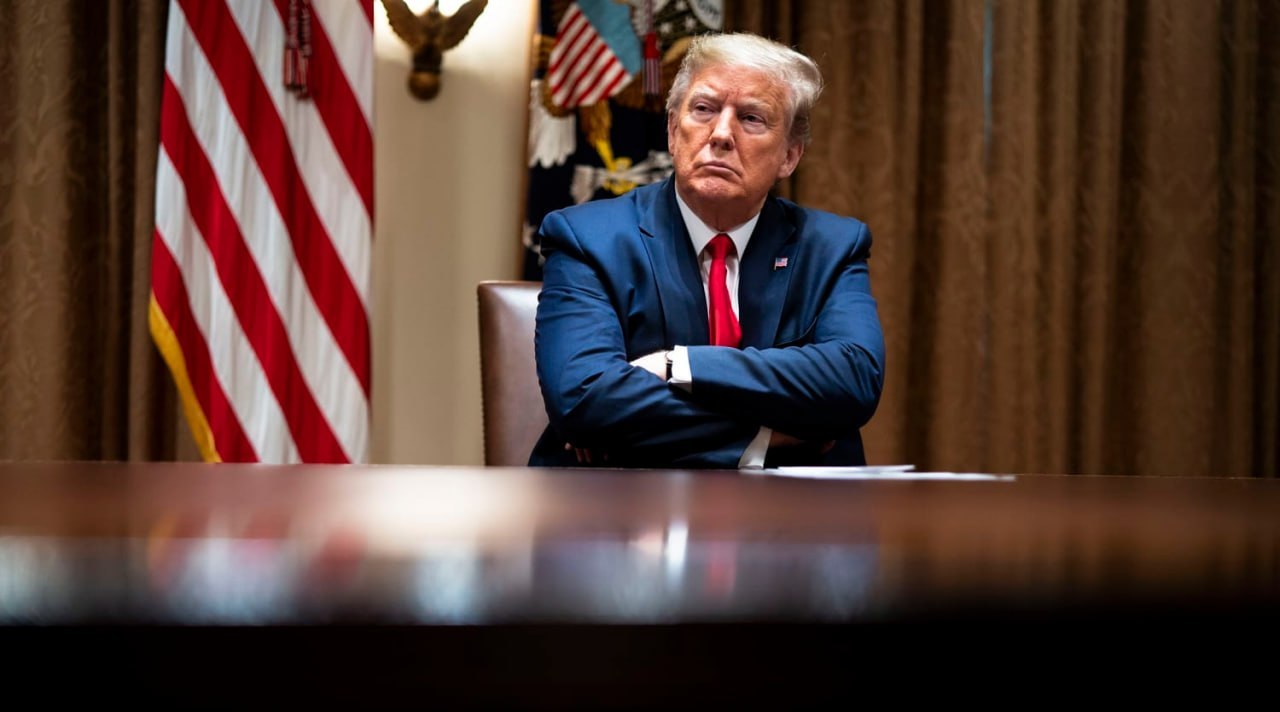 在伊朗战争持续、11月中期选举前夕，特朗普正考虑采取措施将油价维持在每桶100美