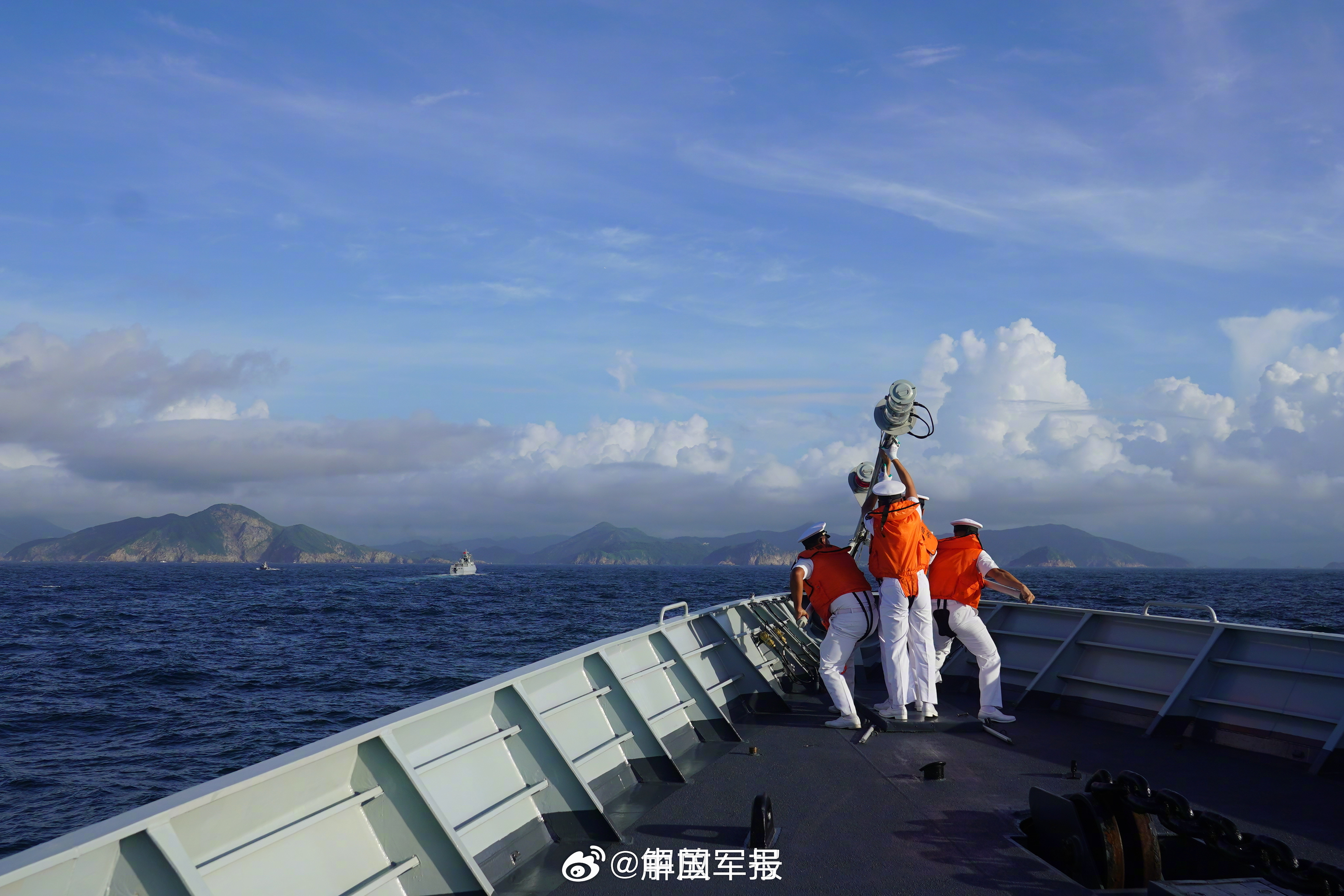 【海军舰艇编队抵达香港】 中国军网香港7月2日电（记者熊鹰、张洪源） 在香港回归