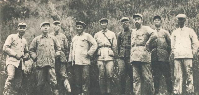 1933年，周总理和彭德怀等人的罕见照，周总理的胡子很长，彭总特别瘦。

这张老