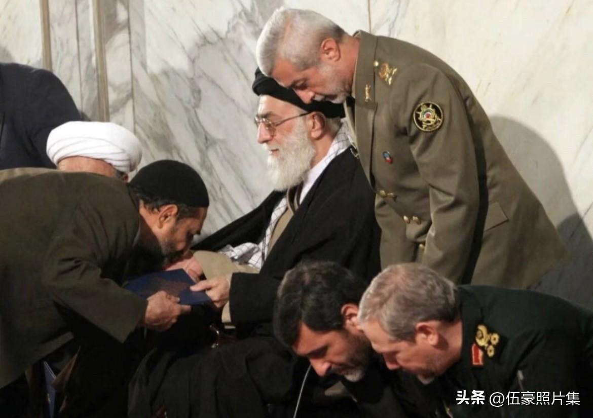 2005年12月10日，伊朗首都德黑兰举行全国性悼念仪式，就在四天前（12月6日