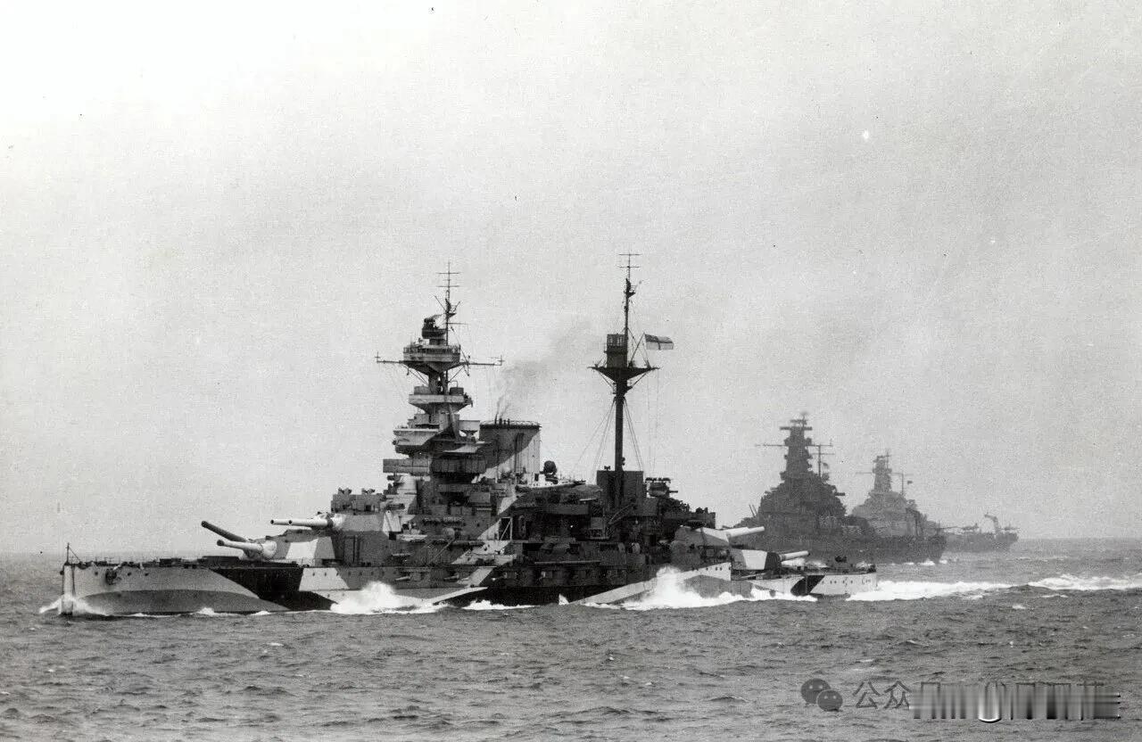 马来亚号战列舰与南达科他、阿拉巴马号同框
时间为1943年7月7日，英美海军的联