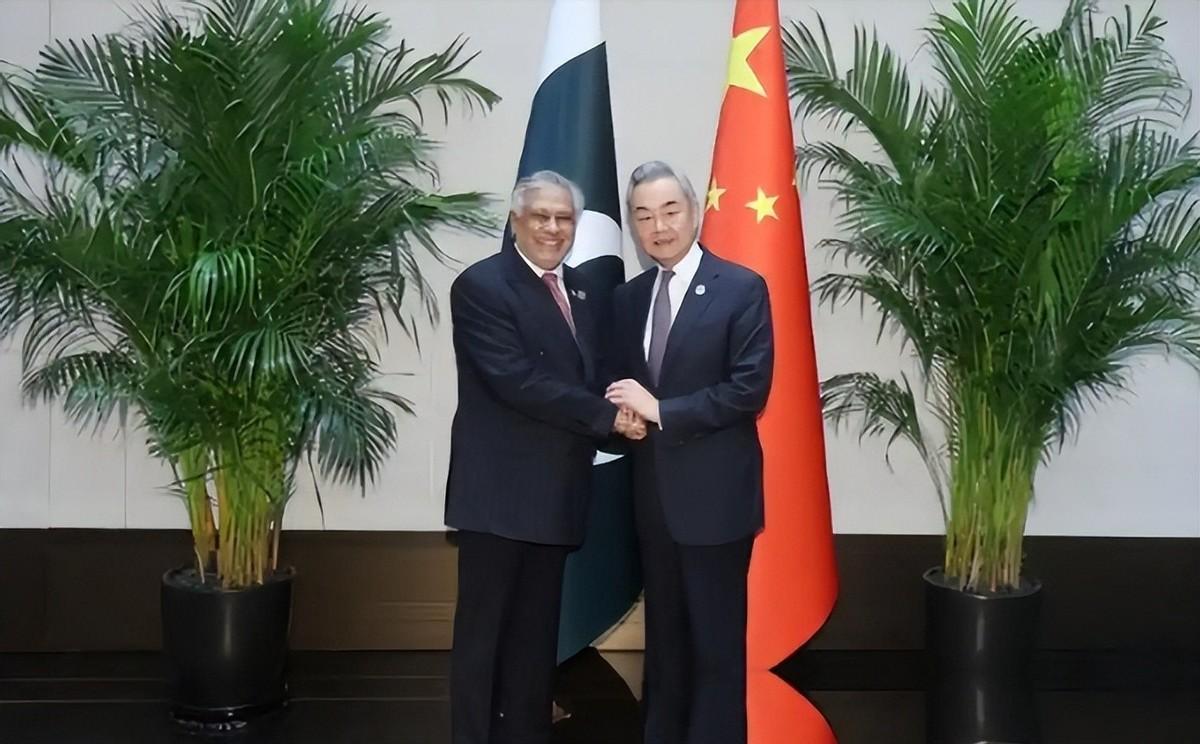 想象一下，中东七月的高温直逼五十度，你正躲在家里吹空调，突然天降炸弹，电网瞬间瘫