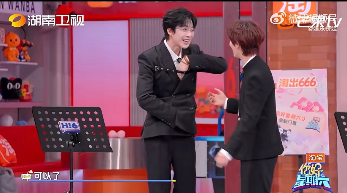 刘宇宁丁程鑫默契 刘宇宁丁程鑫黑西装共舞氛围感拉满，默契配合让整个舞台又帅又丝滑