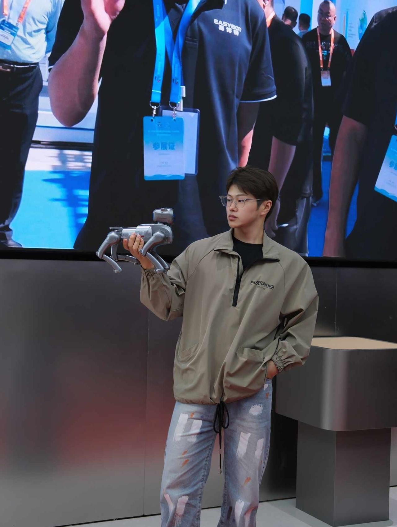 也是见证2077了｜宇树机器人体验店
春晚机器人 人形机器人 机器人表演 宇树科